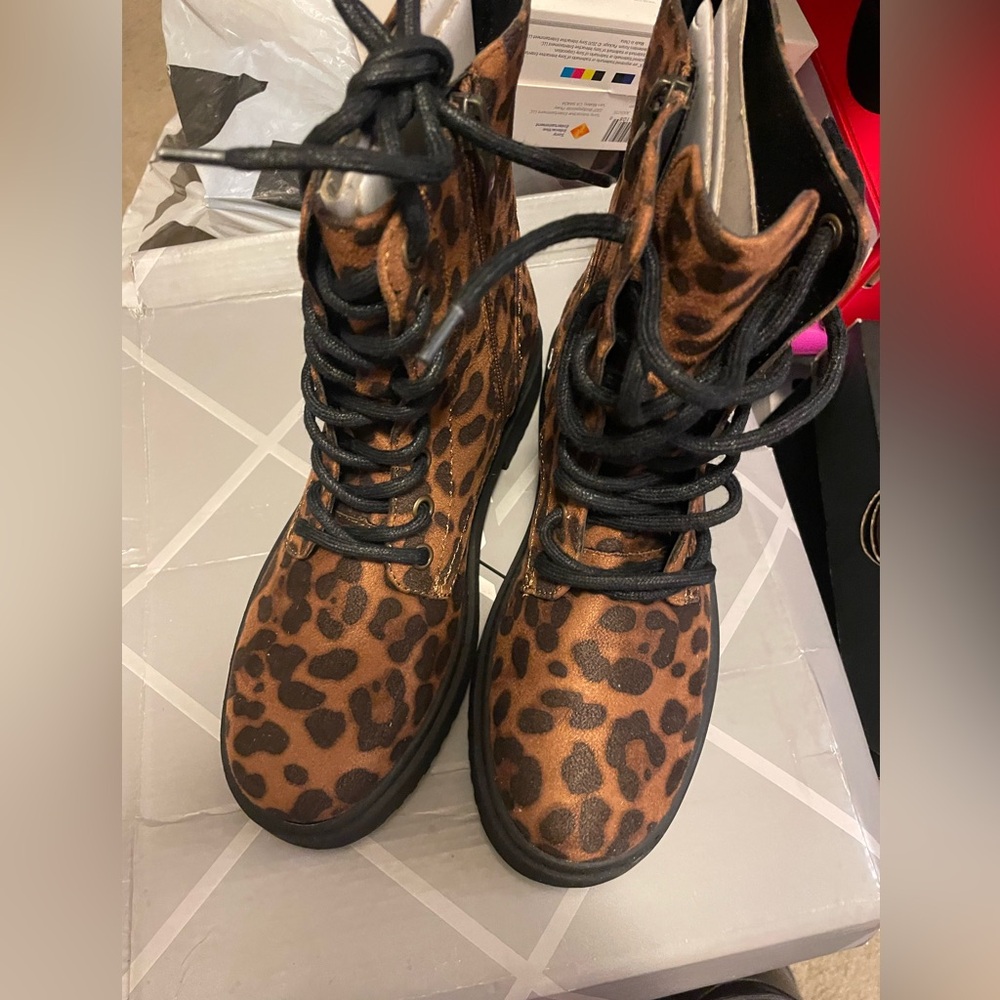 Leopard boots for woman 6.5 new 8 worn in good condition